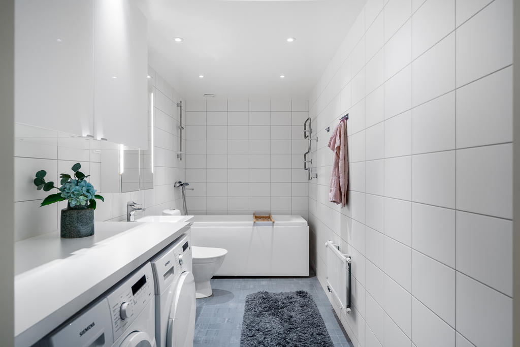 Fint och stort badrum utrustat med påkostade tillval. Badrummet är utrustat med wc, handfat med kommod, badkar, handdukstork, tvättmaskin och torktumlare med avlastningsyta,  badrumsskåp, spottar och golvvärme.