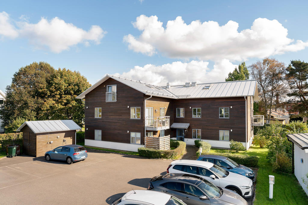 Här bor du i en bostadsrätt med villakänsla och tillgång till trädgård samt parkeringsplats...
