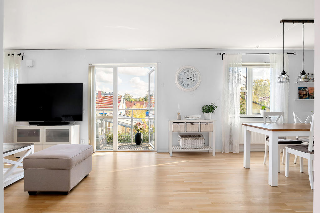 Öppen och fin planlösning med altandörr ut till balkongen