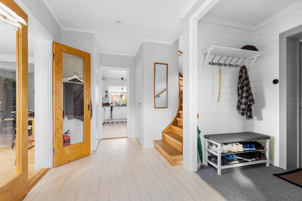 Inre hall med trapp till ÖV
