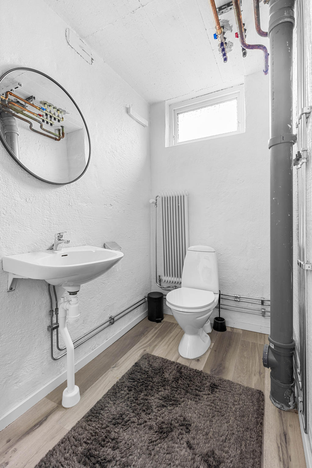 KÄLLARE: Toalett med wc och handfat