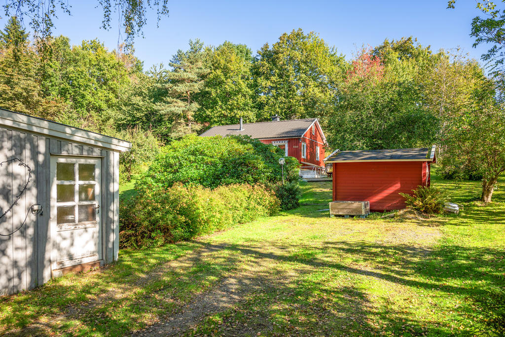 Plats för flera bilar finns på husets uppfart.