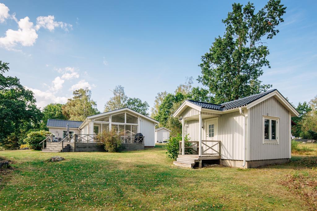 Praktiskt gästhus utrustat med toalett och grovkök