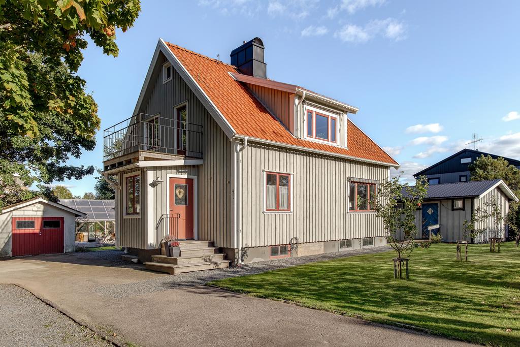 Flera komplementbyggnader runt huset