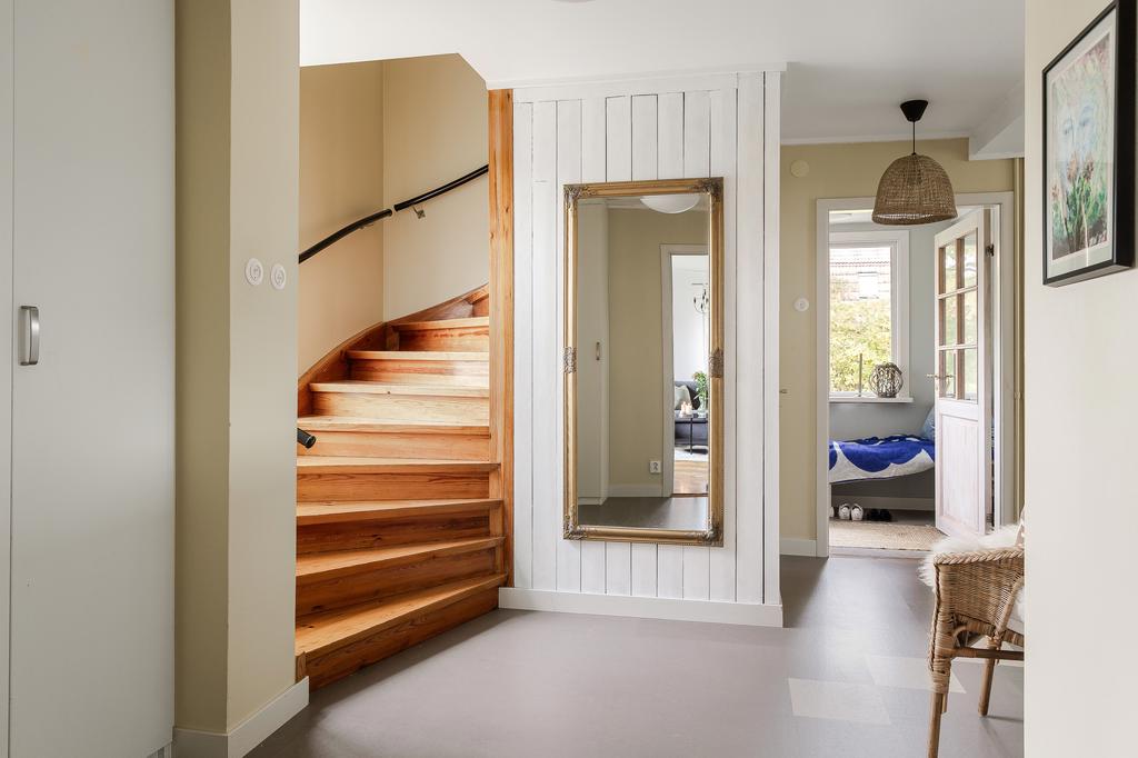 I hallen finns det plats för förvaring och härifrån nås trappan upp till övre plan