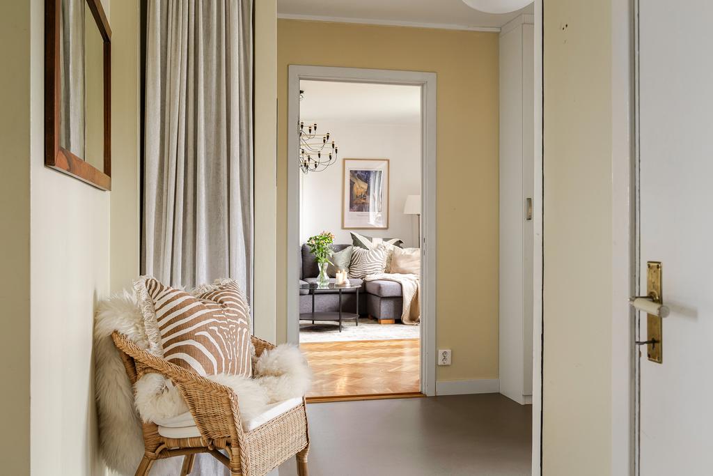 Vyn från hallen mot vardagsrummet