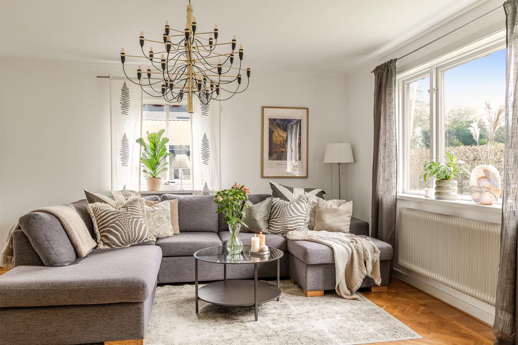 Vardagsrum och matplats i vinkel med ljusinsläpp ifrån tre håll