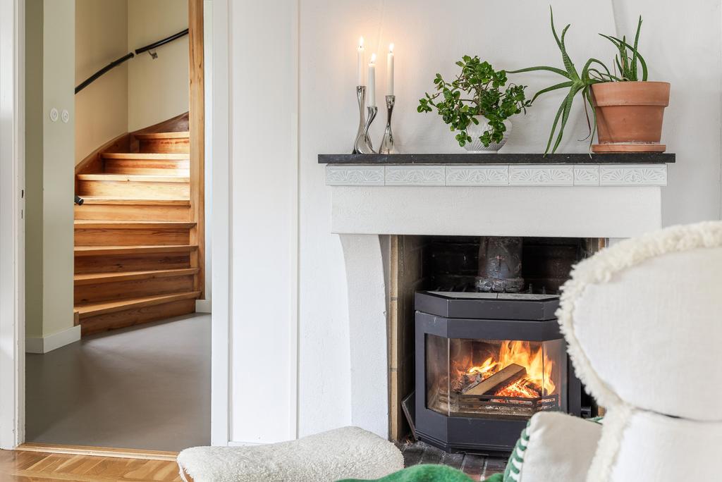 Här finns även en öppenspis med insats som höjer mysfaktorn