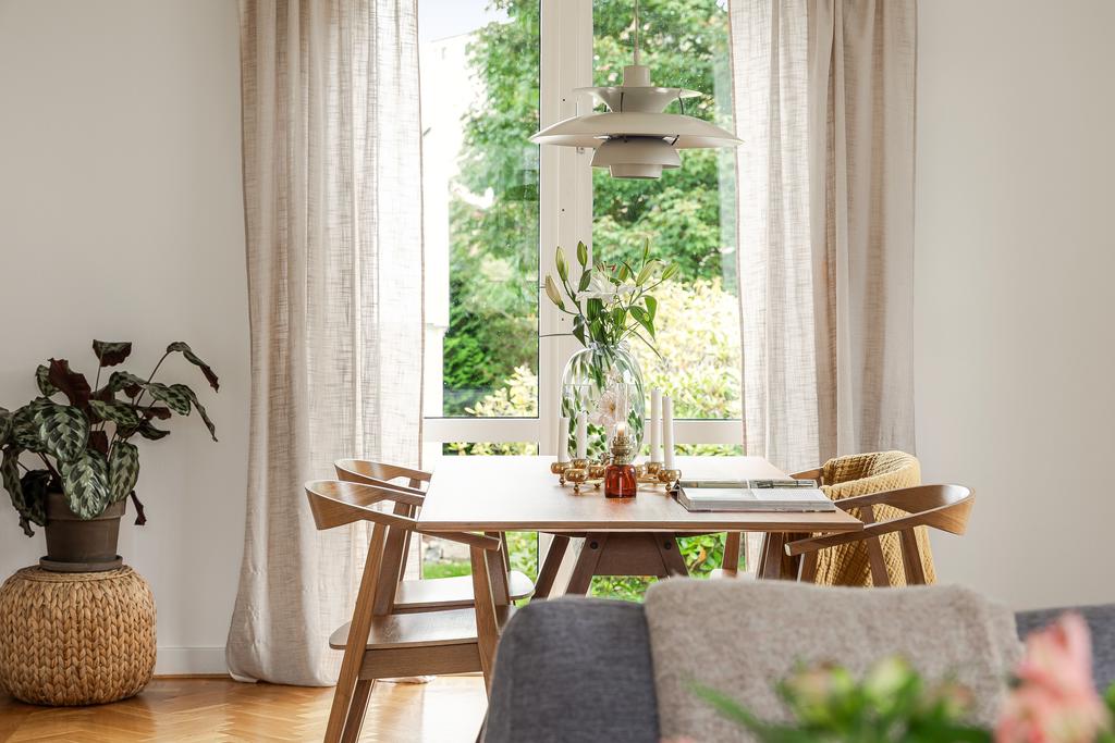 Ifrån matplatsen nås pardörrarna ut till den vackra trädgården och uteplatsen