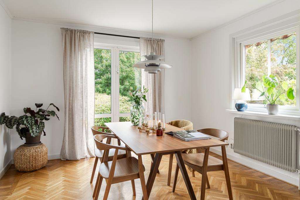 Vacker fiskbensparkett på stora delar av entréplan