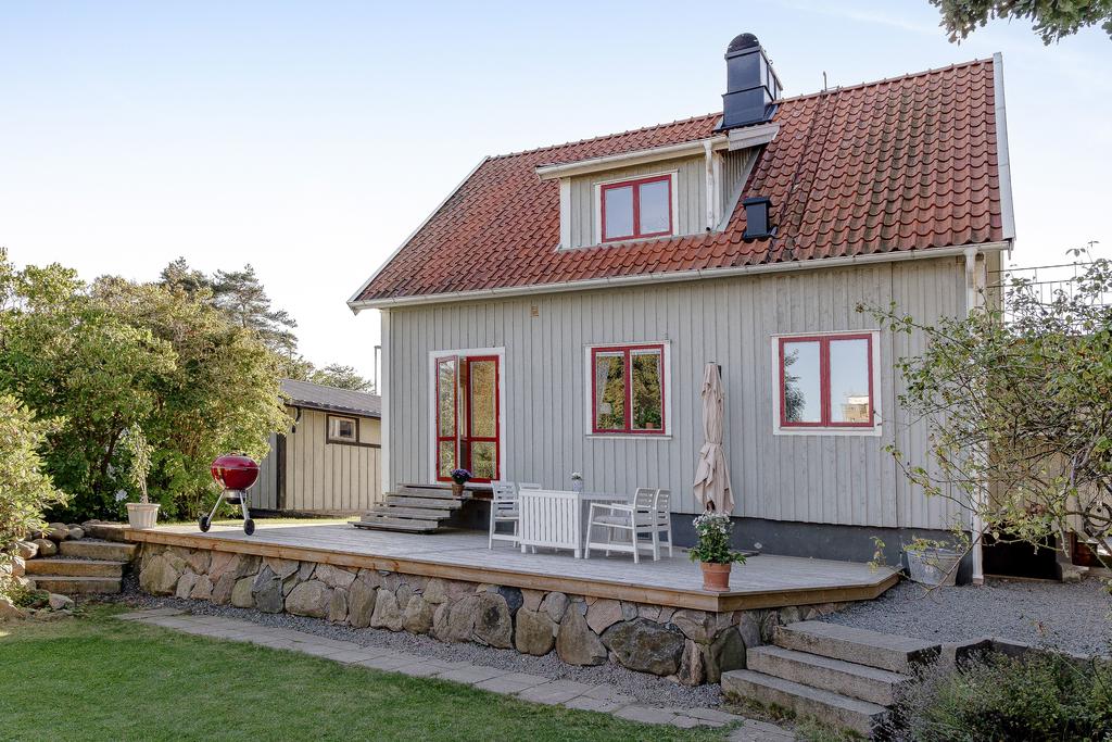 Från matplatsen kommer ni ut till uteplatsen