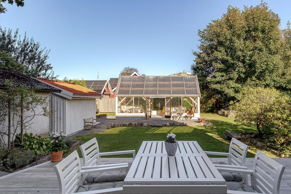 Vyn från altanen mot orangeriet