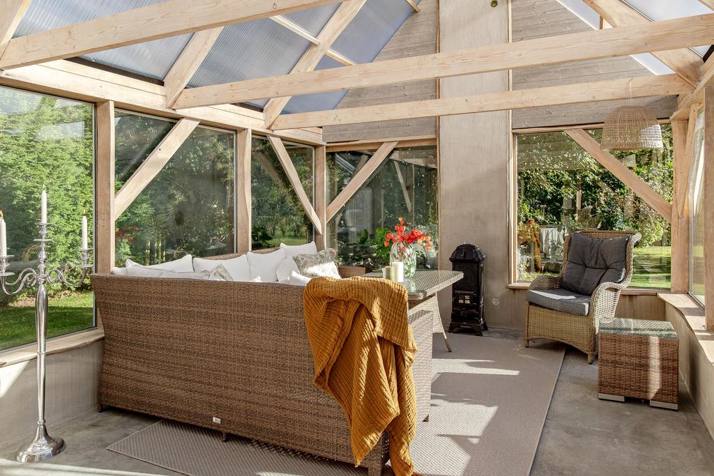 Här finns plats för både matgrupp och loungemöbler