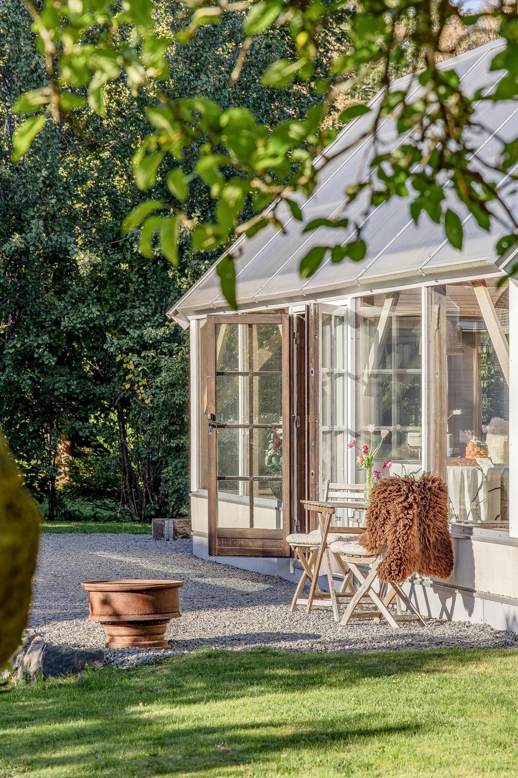 I trädgården finns det möjlighet till många olika sittplatser