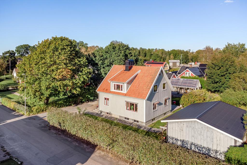 Här ser ni boningshuset, uthuset och orangeriet på baksidan