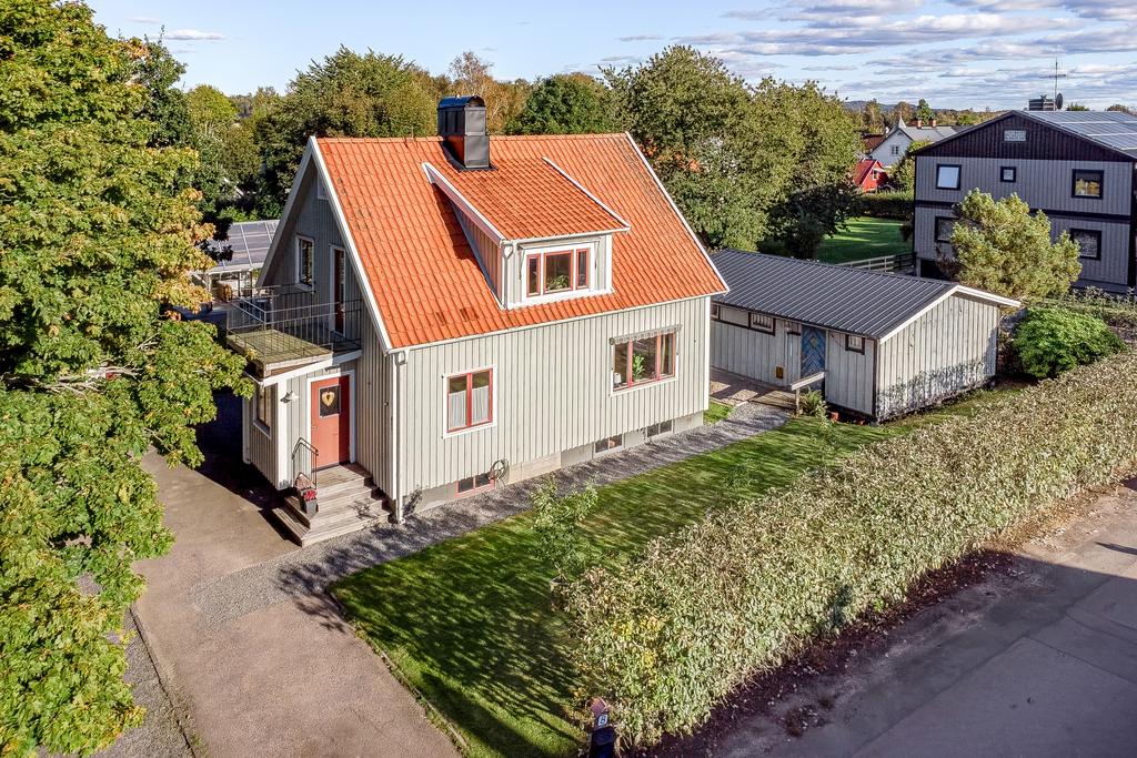 Rymlig uppfart i anslutning till entrén