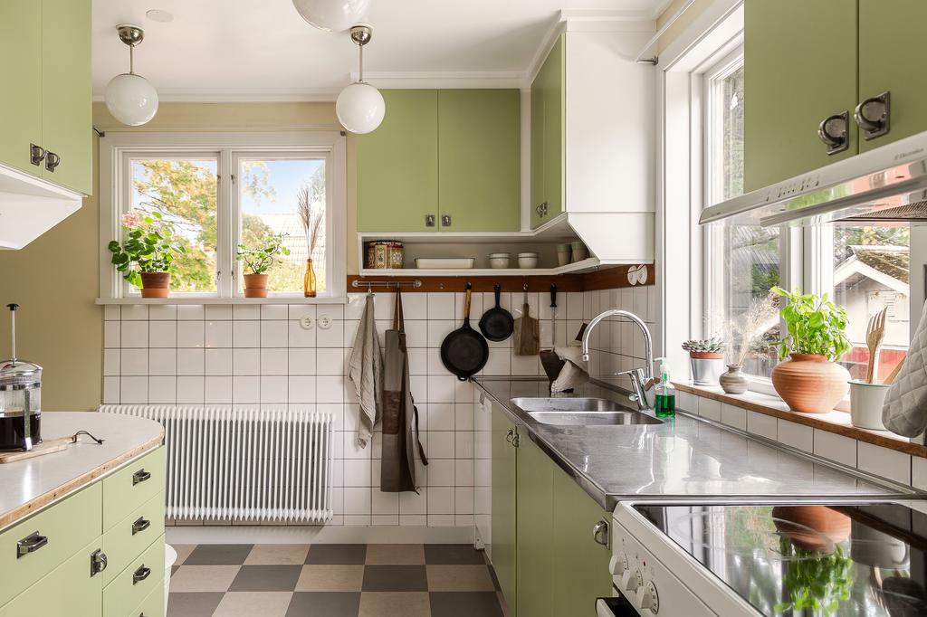 Här kan ni stå och laga mat med utsikt över trädgården