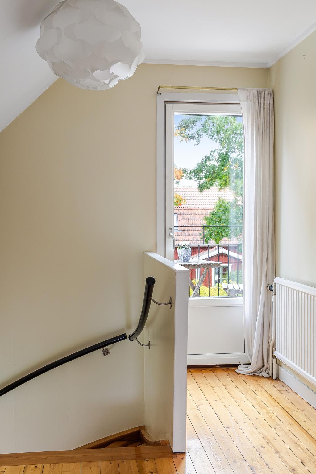 Välkomna upp, ifrån allrummet nås balkongen