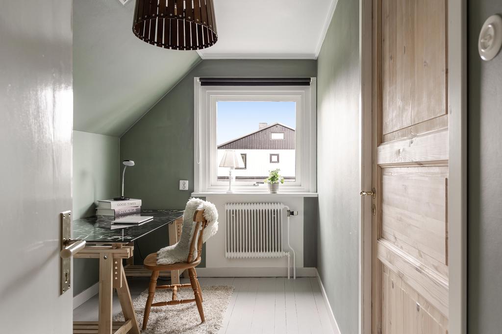 Sovrum 3 med dörr in till sovrum 2