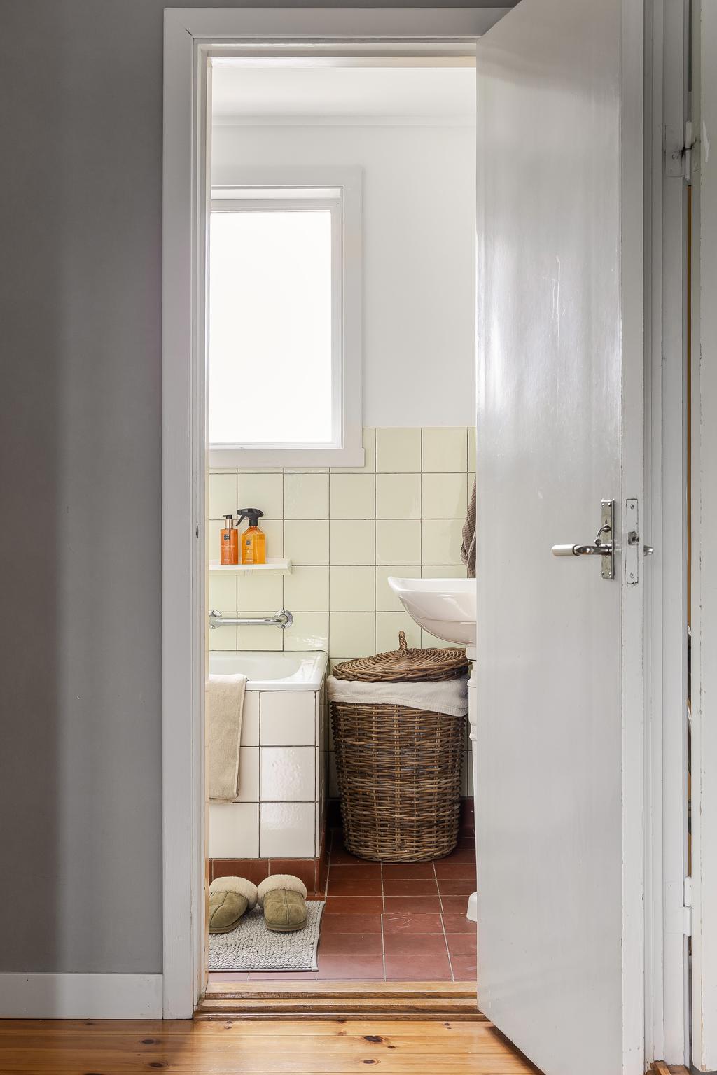 Badrummet på övre plan med terracottaklinker på golvet