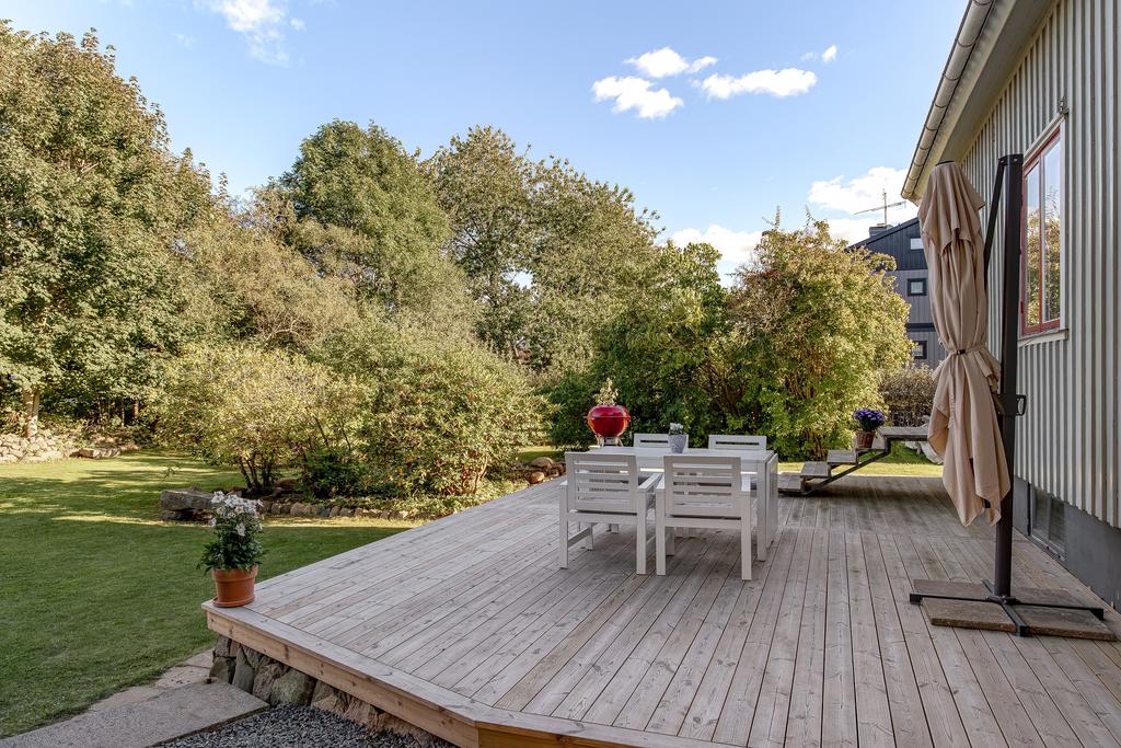 Här har ni ett rymligt altandäck med dekorativ stenmur