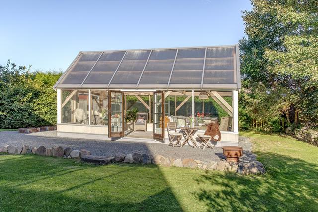 Rymligt orangeri som förlänger utesäsongen