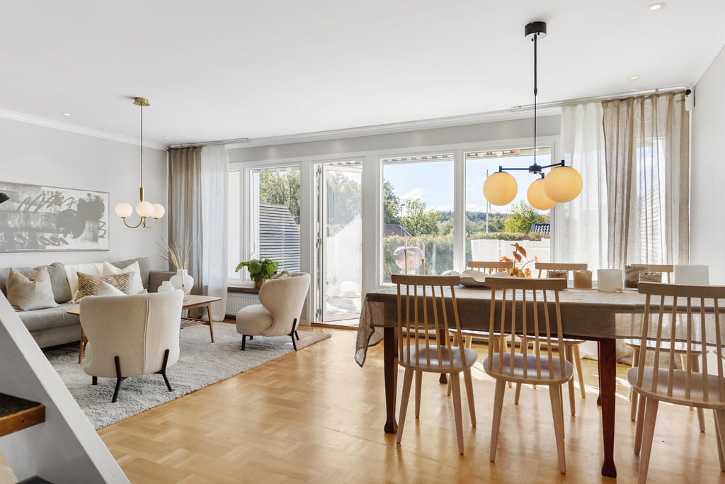 Rymligt och ljust vardagsrum med access till trädgård