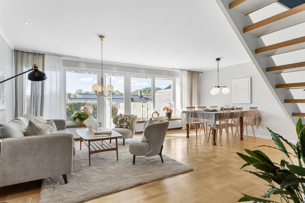 De fina spottarna i både fönster och tak ger ett exklusivt intryck