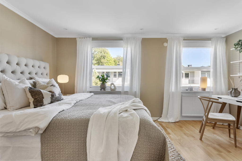 Rymligt master bedroom med kontor