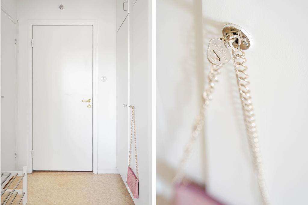 Hall med inbyggda garderober och innerdörr