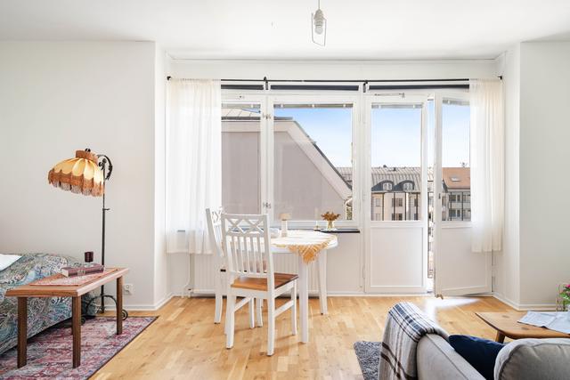 Matplats vid fönster mot gården med fransk balkong