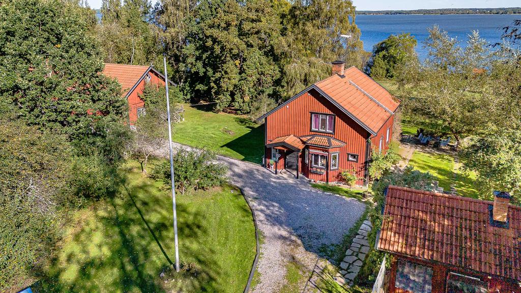 Liten, f.d. hästgård med sjötomt
