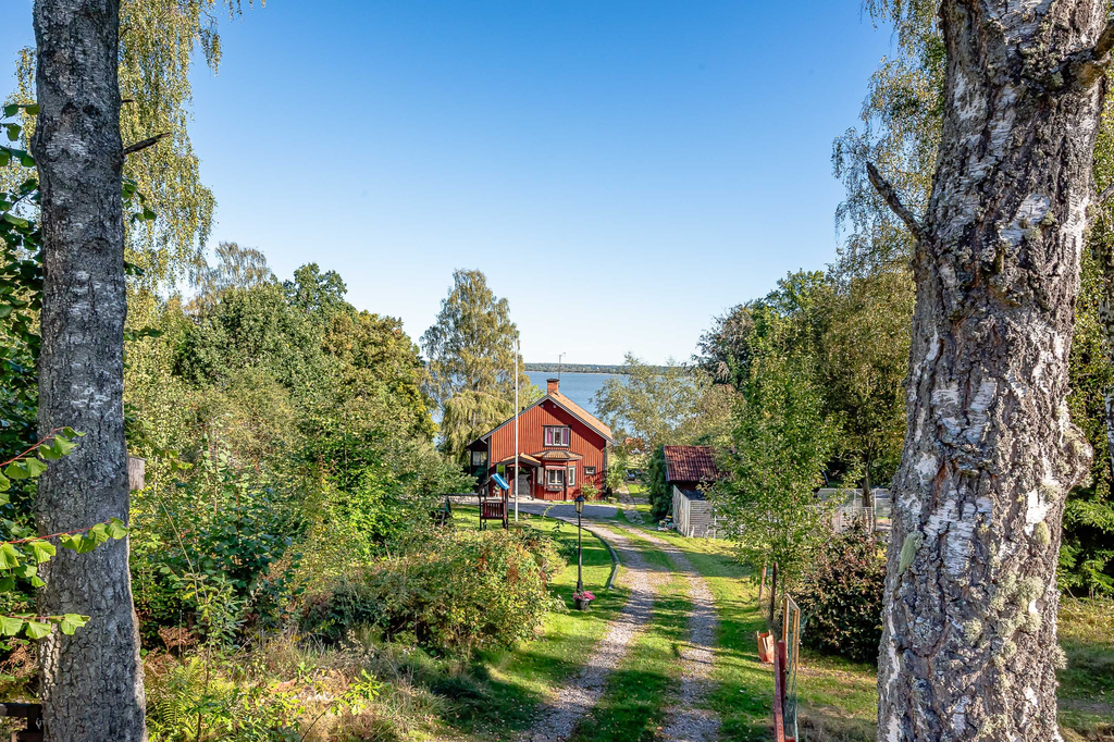 Den lilla grusvägen leder till huset från parkeringen
