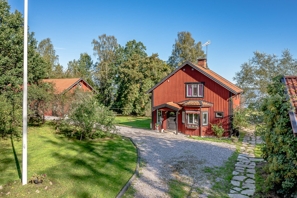 Gårdsplan med möjlighet att köra bil hela vägen fram till hus och f.d. stall