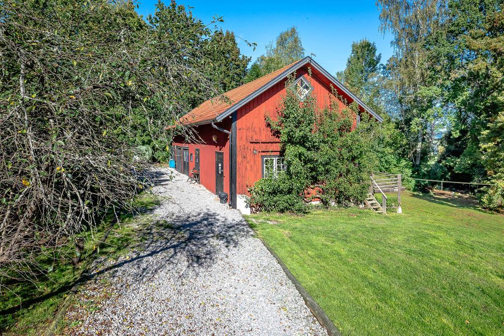 F.d stallbyggnad med möjligt utrymme för sadelkammare, garage, stall med två boxar och gästrum med toalett. Används idag som hundstall