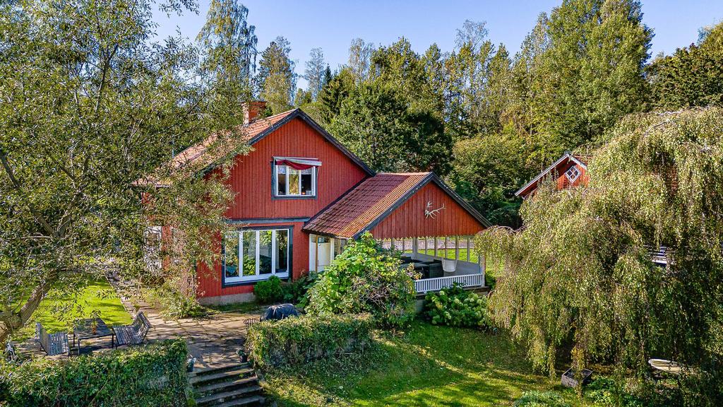 Husets baksida mot sjön