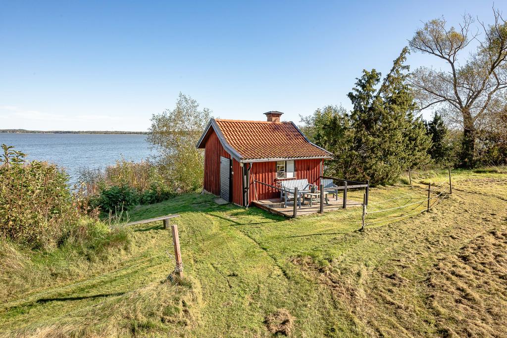 Bastustuga med solig uteplats
