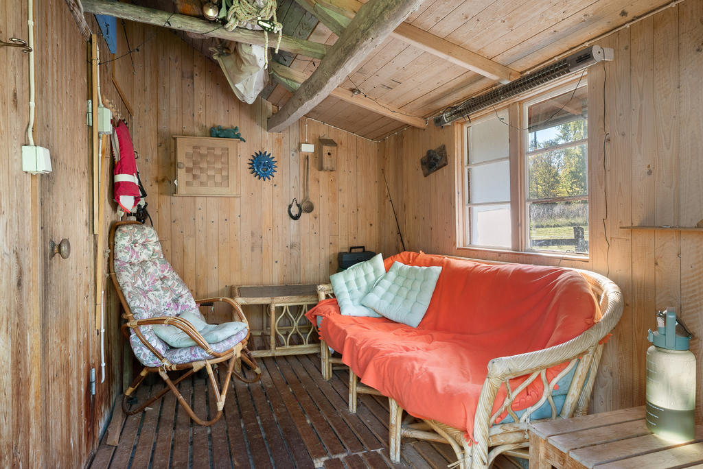 Ingång till bastu med utrymme för relax och förvaring