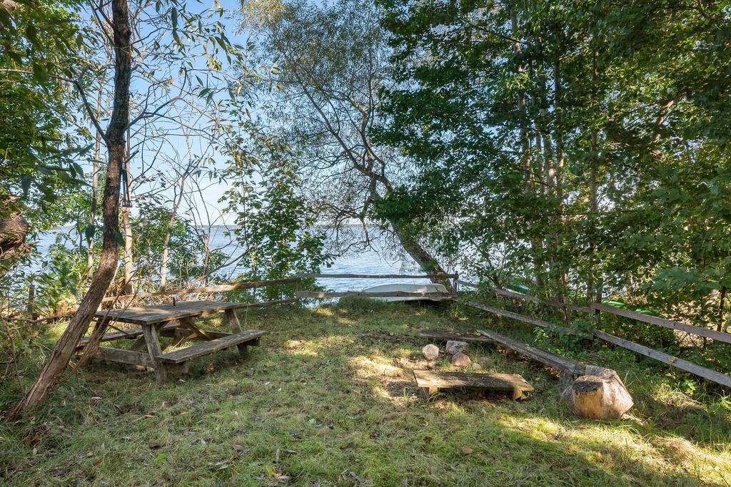 Båt och grillplats nere vid sjön
