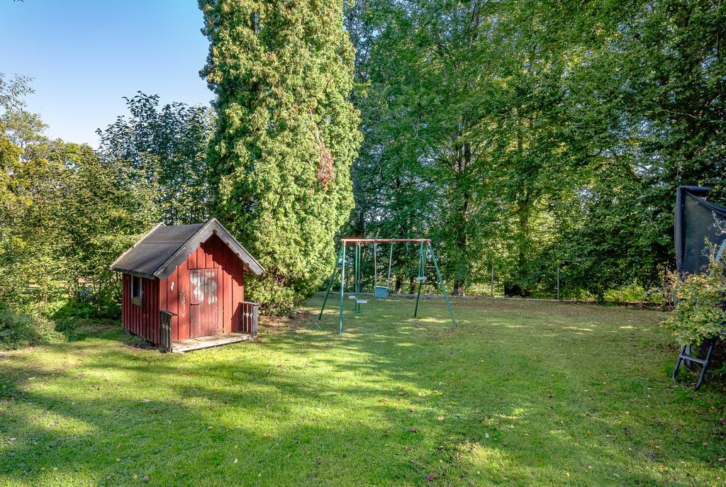 För barn finns fina lekytor vid huset med egen lekstuga