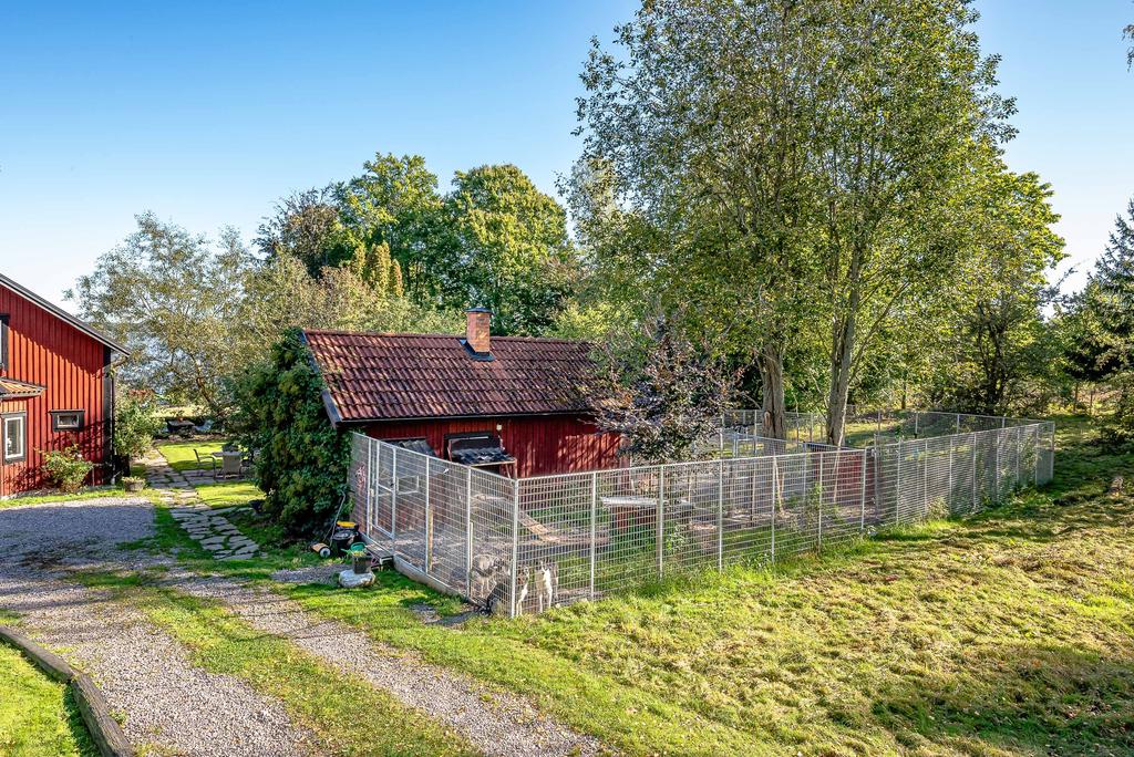 "Orginalstugan" används i dag som hundstall med rastgårdar utanför