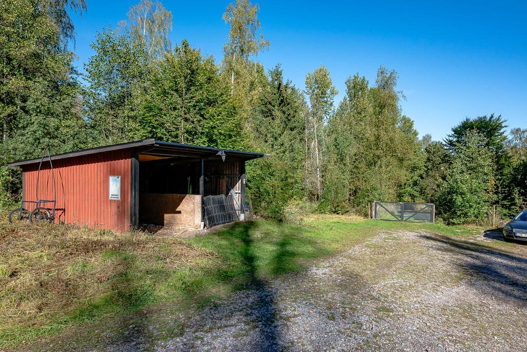 Vändplan och carport i byggnad som tidigare använts för lösdrift av häst
