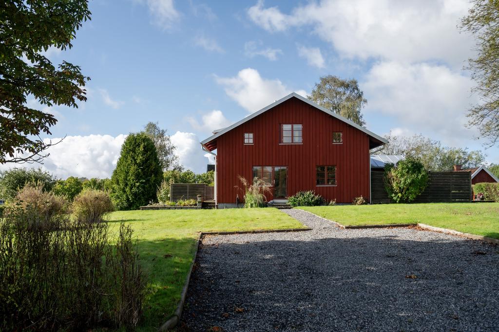 Rymlig parkering på gaveln