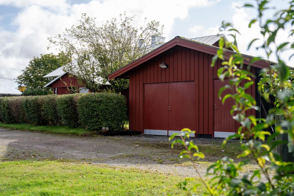 Rymligt garage med plats för en bil och verkstad.