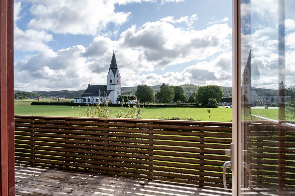 Vacker vy över kyrkan och vidderna 