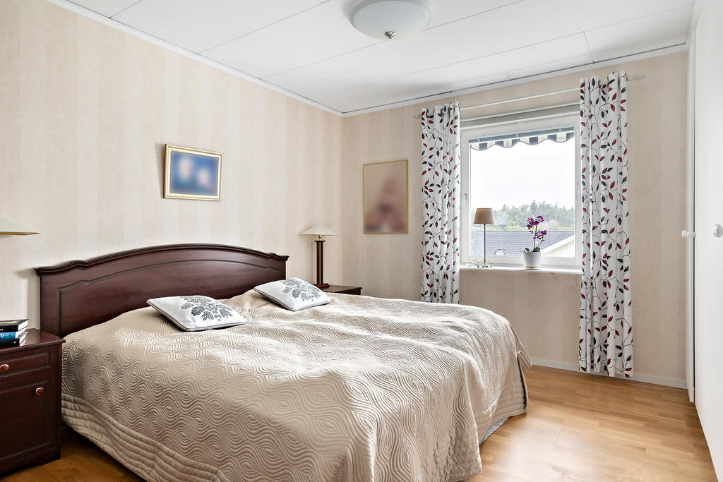 Mater sovrum med garderobsvägg för förvaring