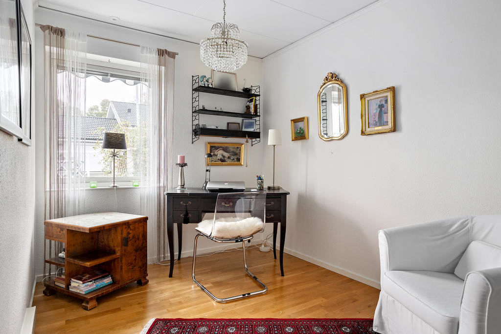 Sovrum/ kontor på entréplan