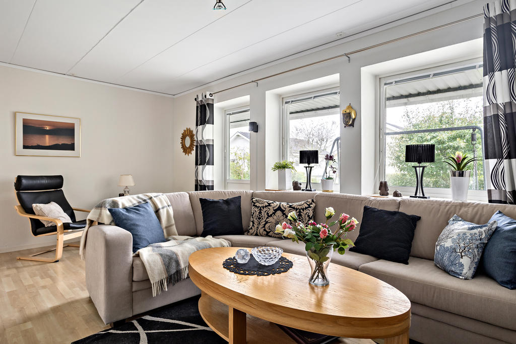Allrummet är rymligt med plats för både soffgrupp och media, altandörr ut till trädgården