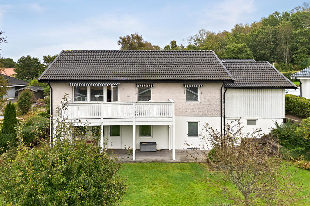 Under garaget finns även ett extra förråd med egen ingång och fönster för vädring