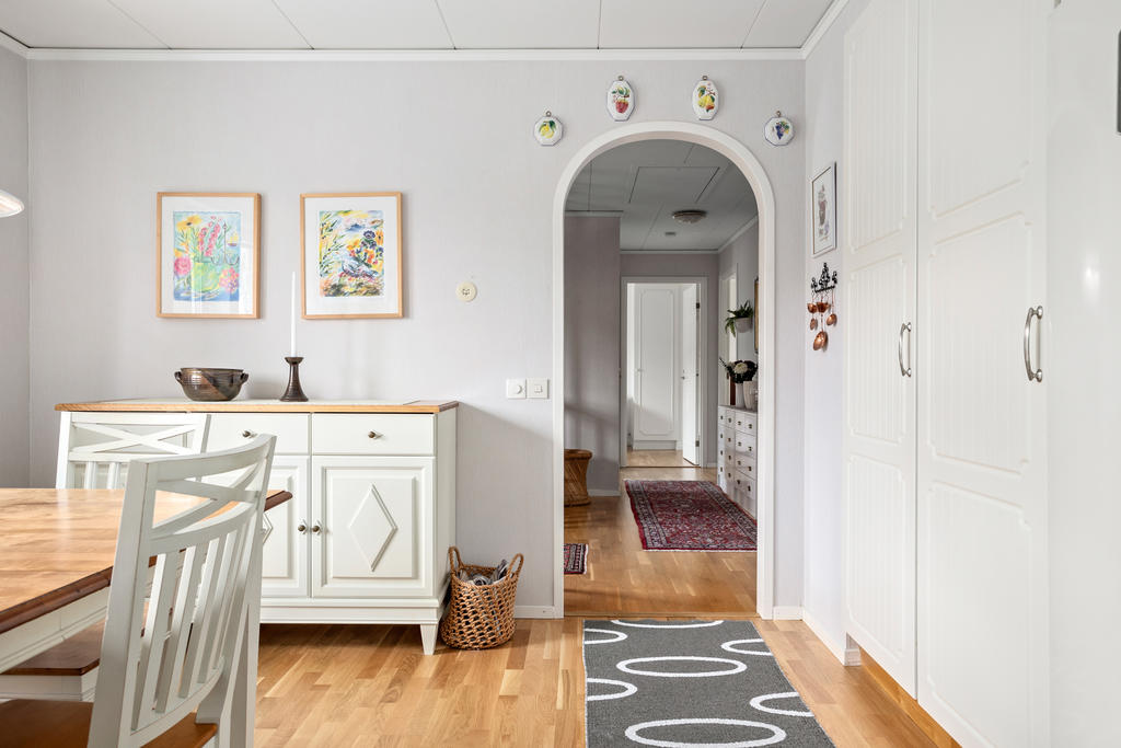 Vy mot hall och sovrumsdelen och plats till övrigt möblemang